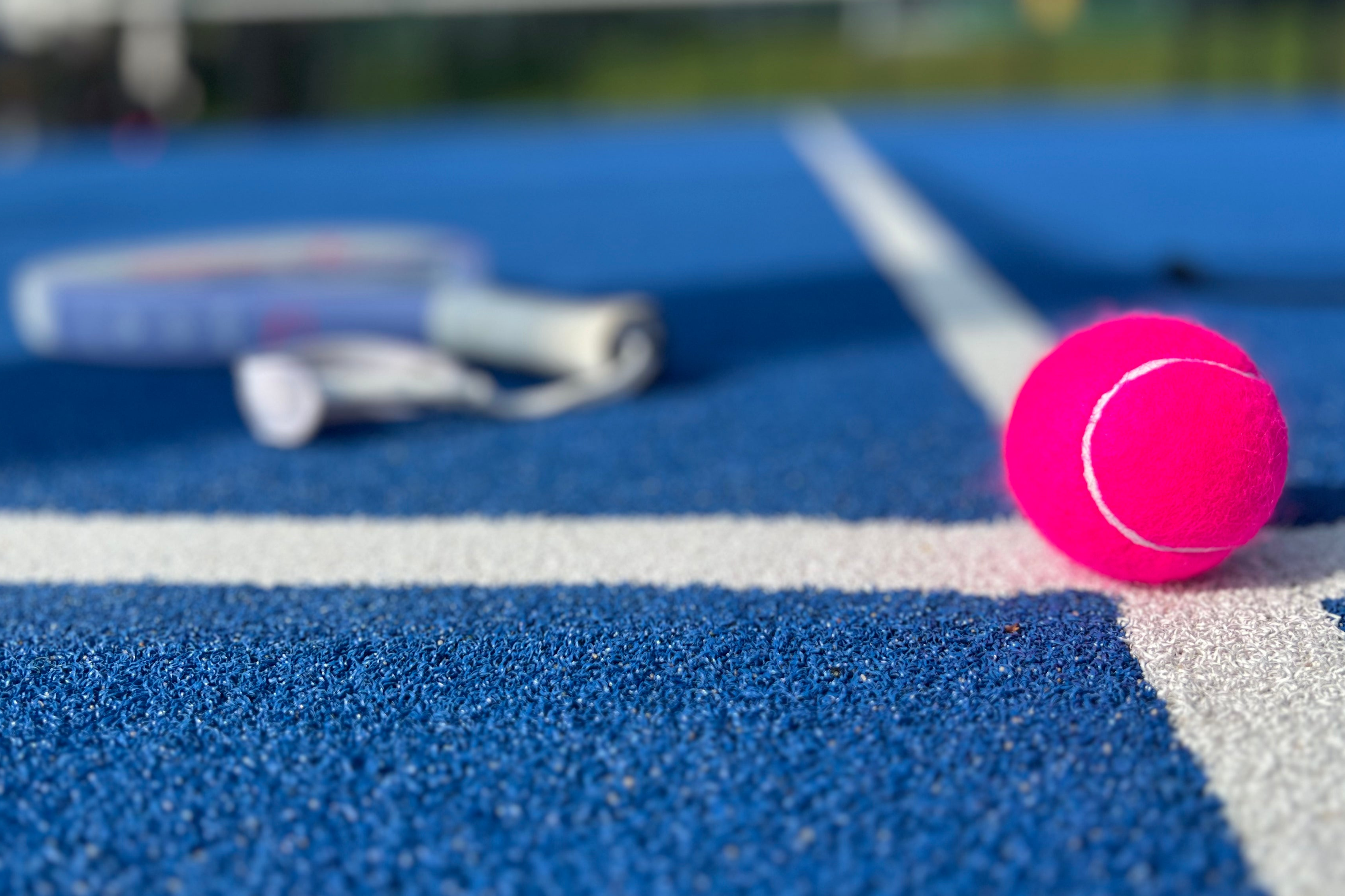 The Difference Between Pressureless and Regular Padel Balls